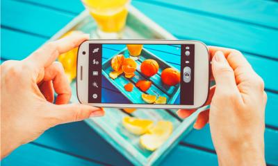 Eine Influencerin fotografiert Orangen für ihr Instagram-Smartphone 